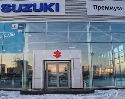 Входная арка автоцентра Сузуки выполнена из аллюминиевой композитной панели на металлической конструкции. Буквы и логотип оформлены из акрила.