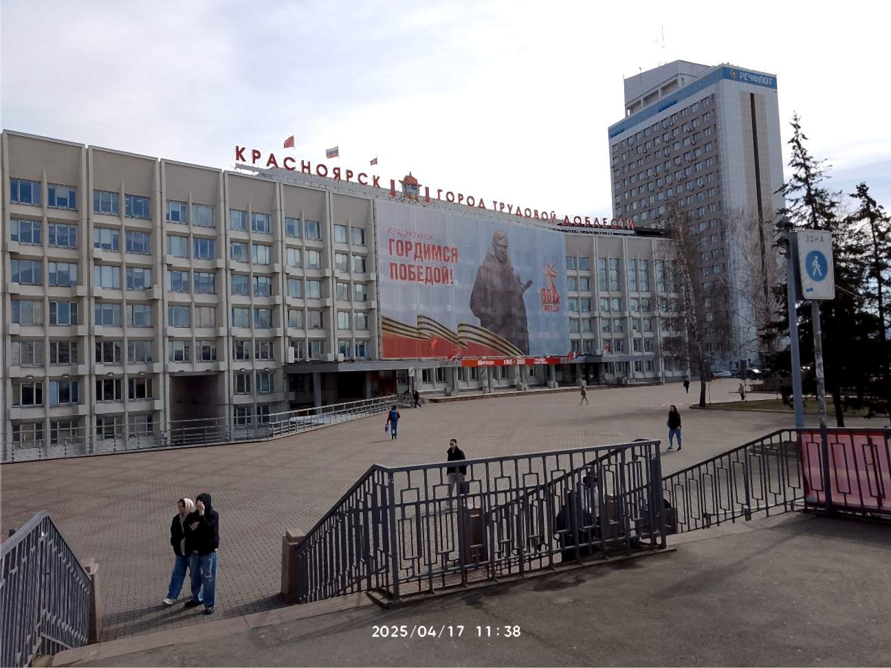 14 апреля закончили монтаж изображения ко дню Победы. Получилось монументально. Баннер на сетке с УФ-печатью 720 кв. м.